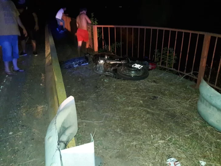 Dos jóvenes cayeron del puente del arroyo Monje tras chocar contra la baranda
