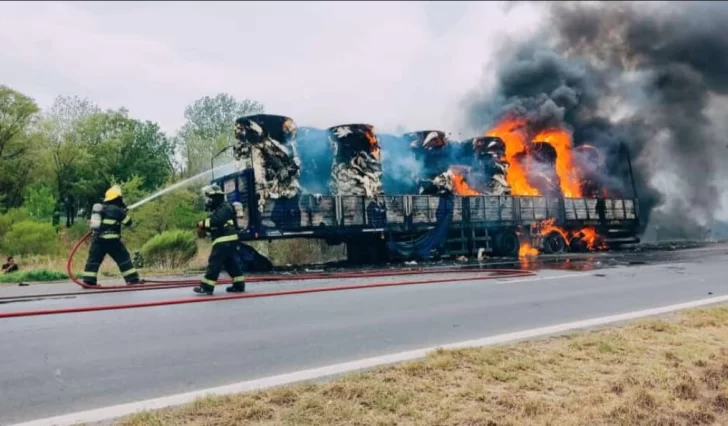 Impresionante: Se quemó un acoplado con materiales y hay un gran incendio en autopista
