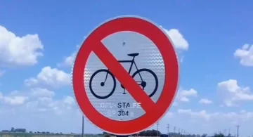 Tras el malestar de ciclistas, Vialidad confirmó que fue un “desfasaje” la aparición de los carteles en la 18s