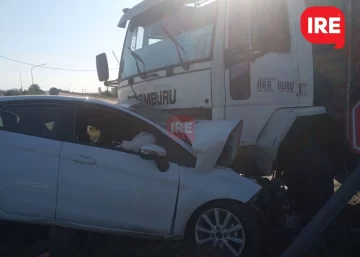 Choque fatal entre un auto y un camión en Ruta 10: Hay un fallecido