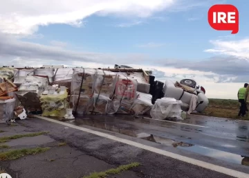 Accidente múltiple en autopista a la altura de monje: Un camionero atrapado