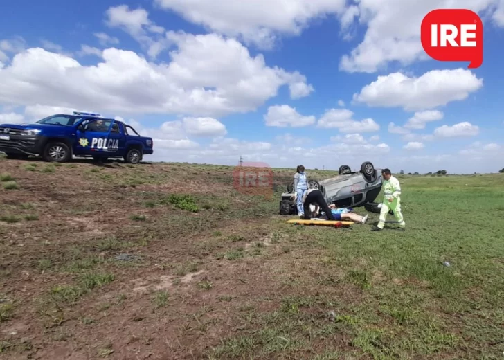 Impresionante vuelco en la autopista a la altura de Maciel: Dos heridos