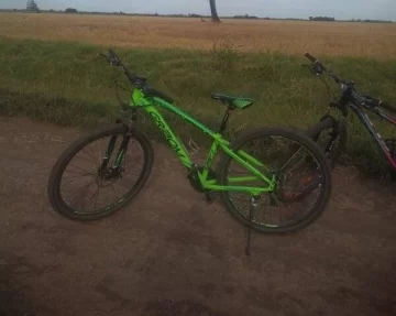 Robaron una bici de una cochera en Maciel y piden ayuda para intentar recuperarla