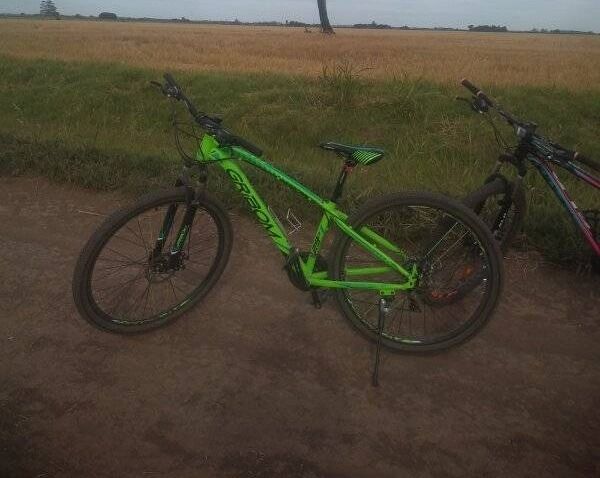 Robaron una bici de una cochera en Maciel y piden ayuda para intentar recuperarla