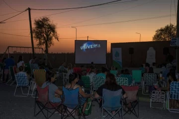 Timbúes disfrutó del cine que fue llevado a los barrios durante este verano