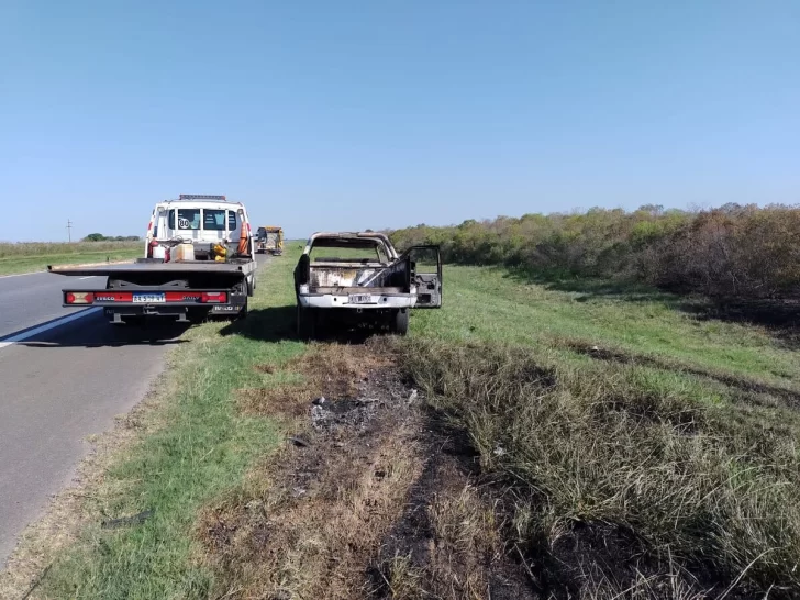 Una camioneta que viajaba por autopista se incendió a la altura de Monje