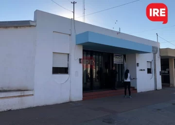 Tres delincuentes le robaron el celular a un joven de Barrancas frente a la plaza