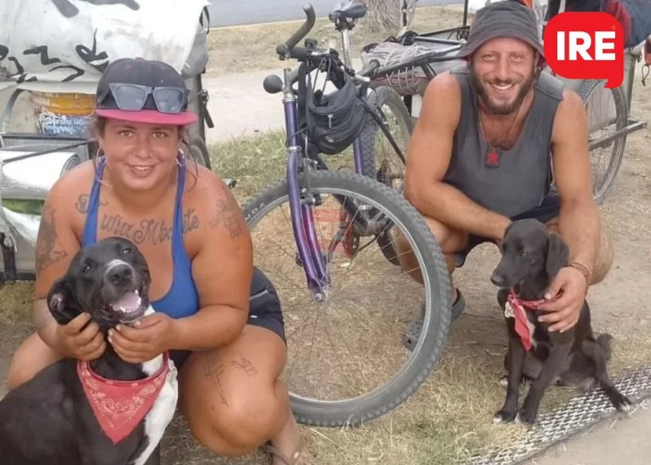 De la Plata a Brasil en bici: Dos jóvenes y sus mascotas pasaron por la región en su travesía