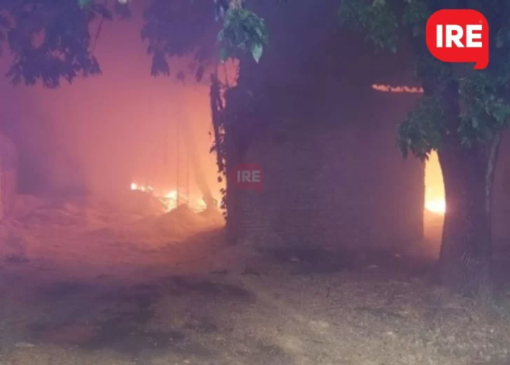 Bomberos sofocaron un incendio en el depósito de una maderera de Barrancas