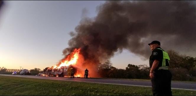 Impresionante incendio de un camión cargado de plástico cortó anoche la ruta 34