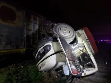 Fatal accidente entre un camión y el tren dejó un muerto y dos heridos