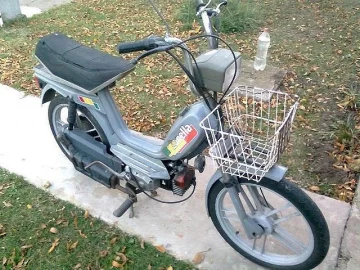 Estacionó la moto sobre la vereda y se la robaron