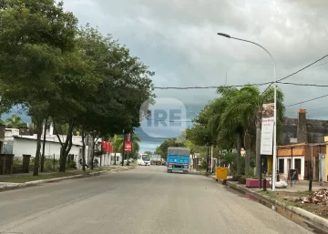 Por la tormenta se quemó el transformador y todo el centro se Oliveros se quedó sin luz en la calle