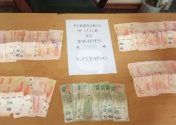 Encontró casi 240 mil pesos en el frente de su casa y los llevó a la comisaría