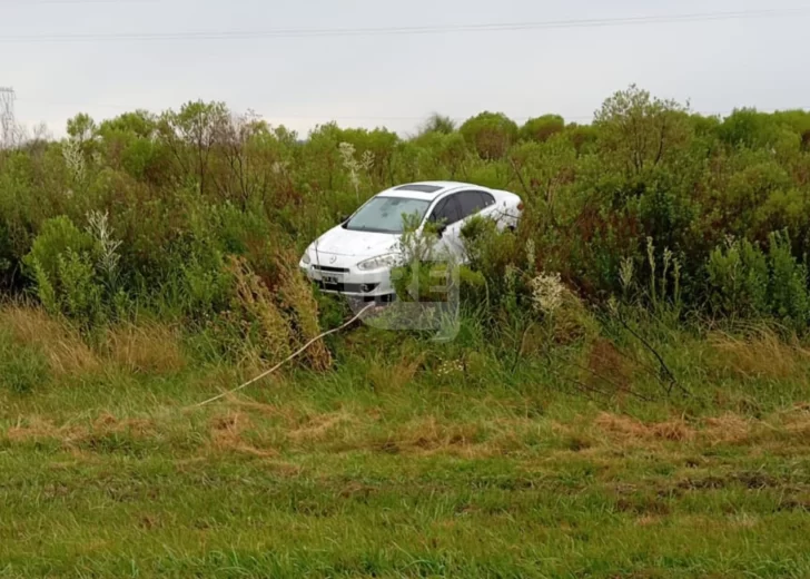 Una familia perdió el control de su auto y despistó en autopista a la altura de Maciel